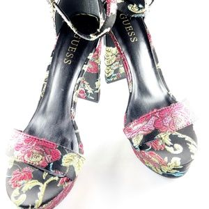 🆕Guess Floral Brocade Chunky Heel Sandal Size 9
